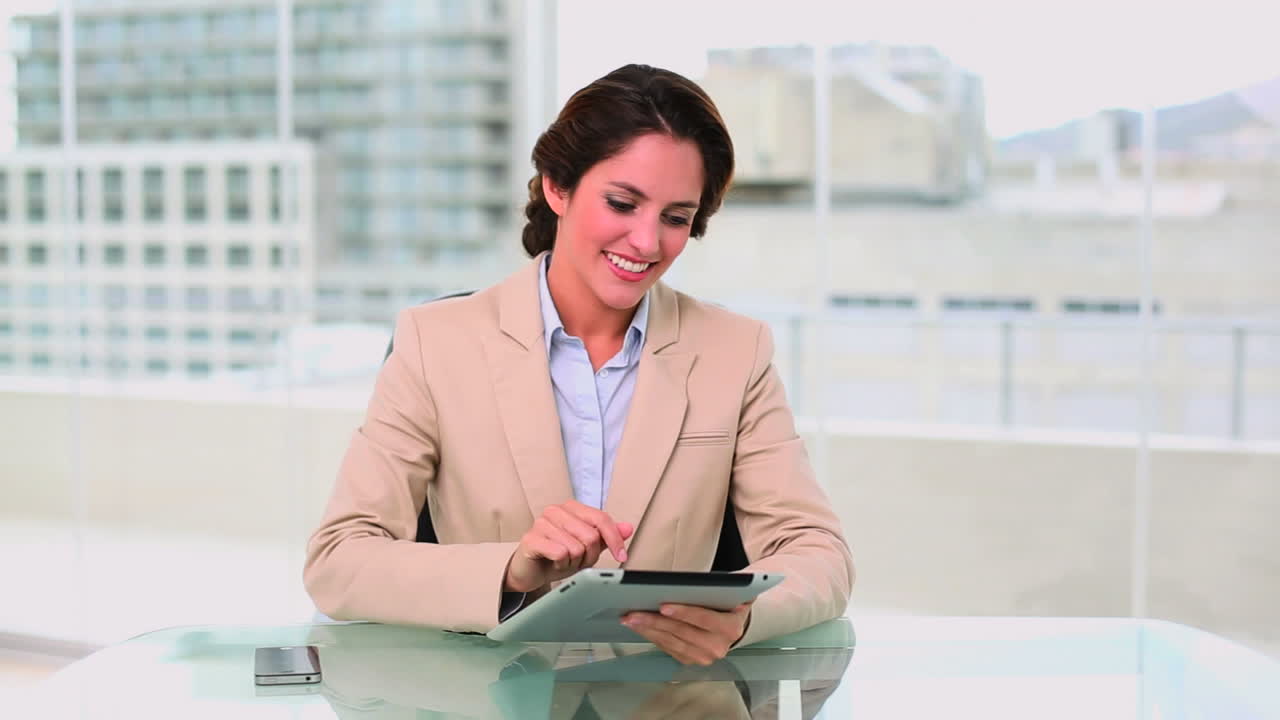mujer de negocios atractiva y dinámica usando una tableta