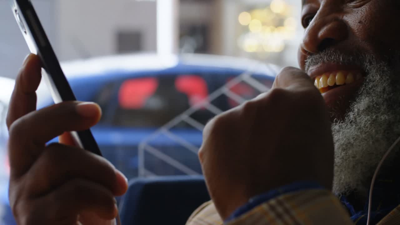 전화 4k 4k에서 이야기하는 동안 헤드폰을 사용하는 고위 사업가