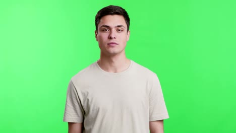 un joven tocando su bíceps, el fondo de la llave de croma