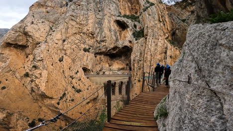 4k-Toma-A-Pie-De-La-Caminata-En-El-Caminito-Del-Rey-En-Gorge-Chorro,-Provincia-De-Málaga,-España