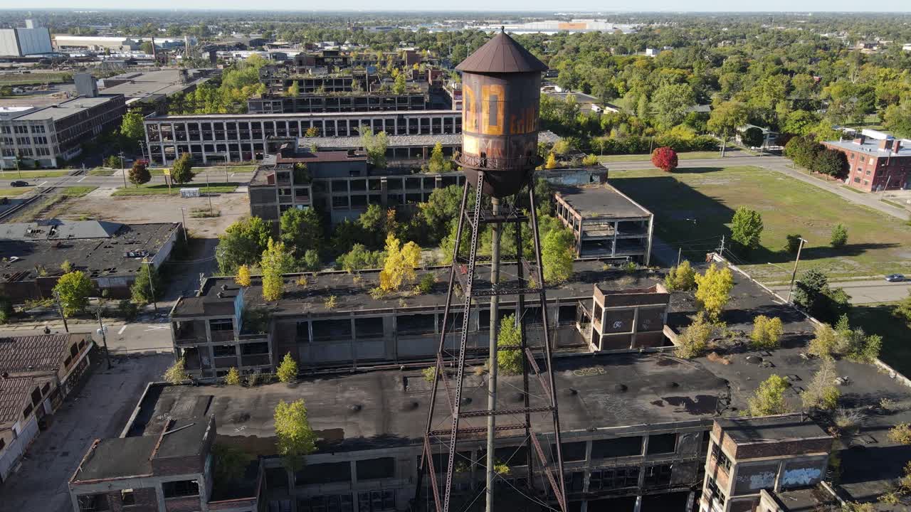 torre de agua oxidada y antigua planta de packard en detroit, vista aérea de drones