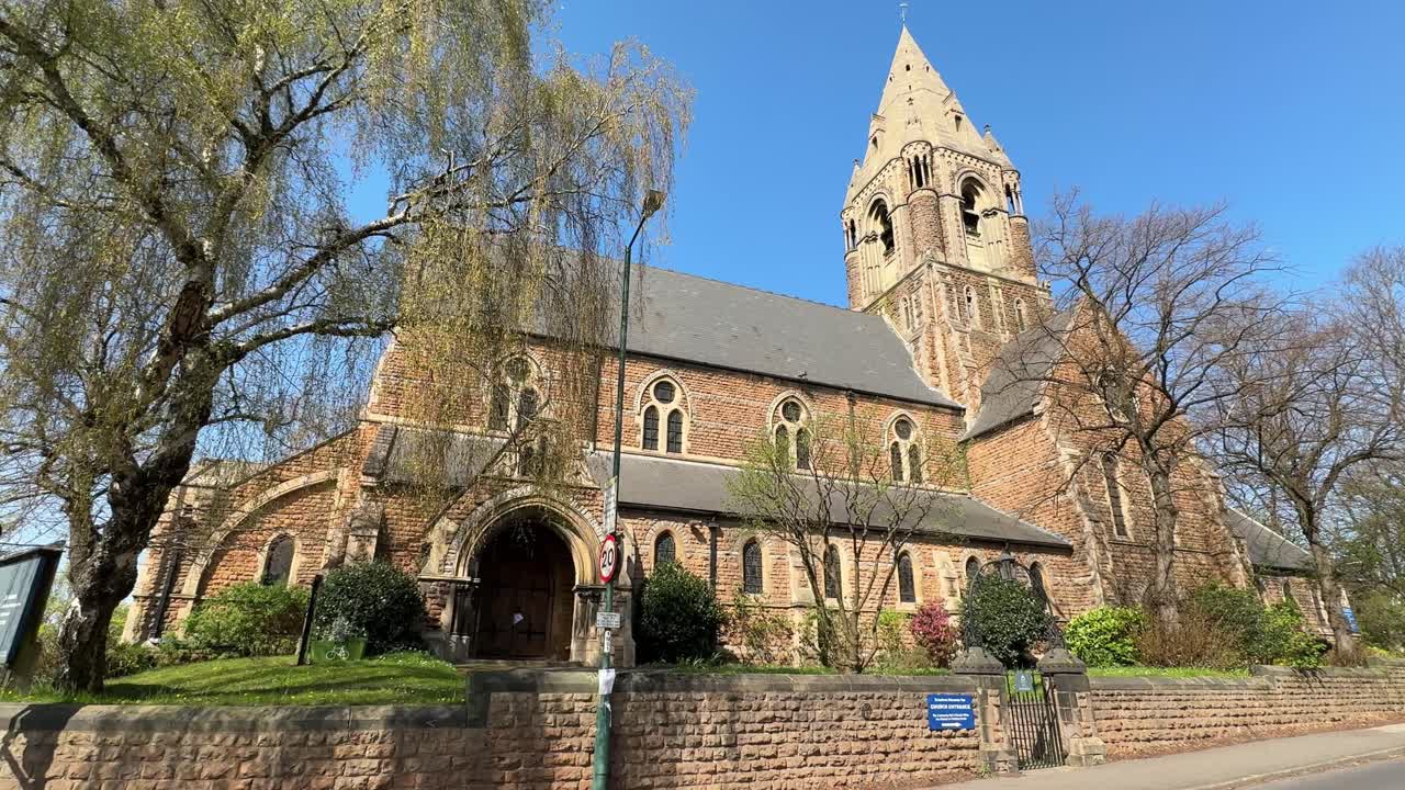 Nottingham, Nottinghamshire, İngiltere'de bulunan, tarihi mimariyi ve mirası sergileyen, aynı zamanda Trinity Kilisesi Nottingham olarak da bilinen İngiltere Kilisesi'ne bağlı St Andrew Kilisesi'nin görünümü.