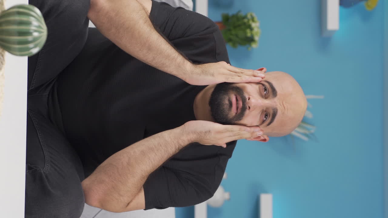 video vertical de un hombre con dolor de cabeza.