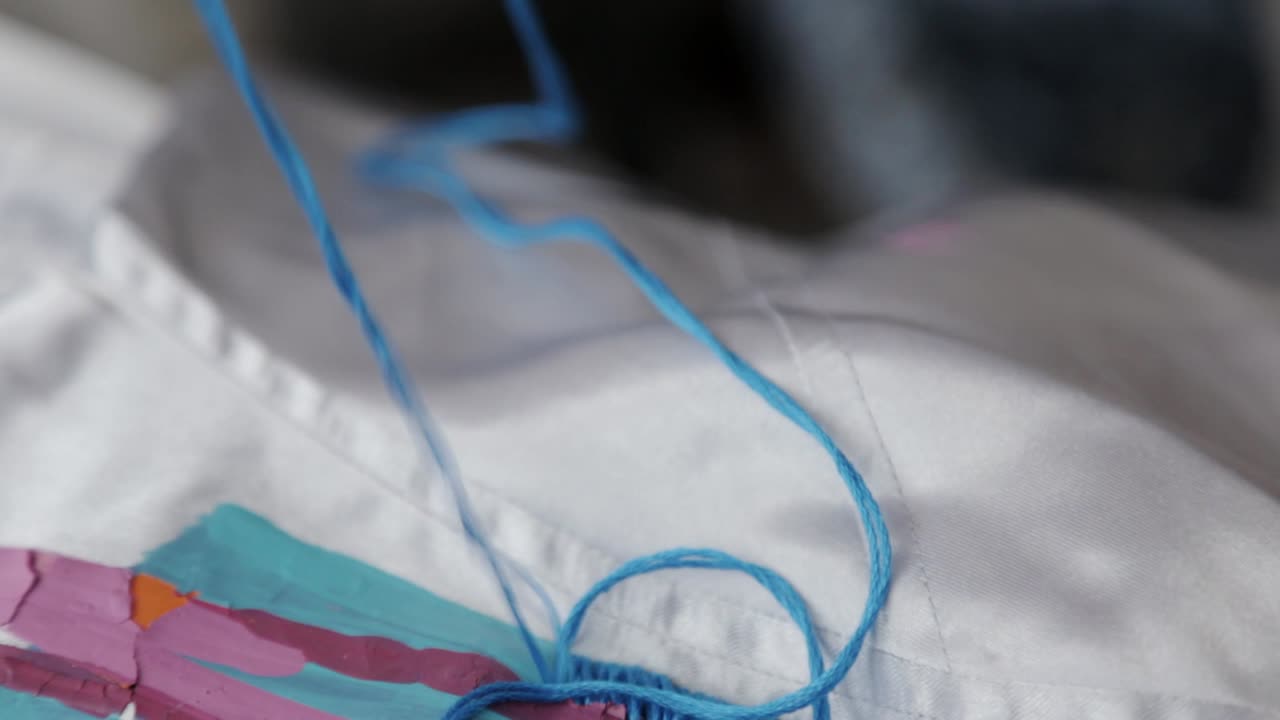 새틴 재킷에 손 자수