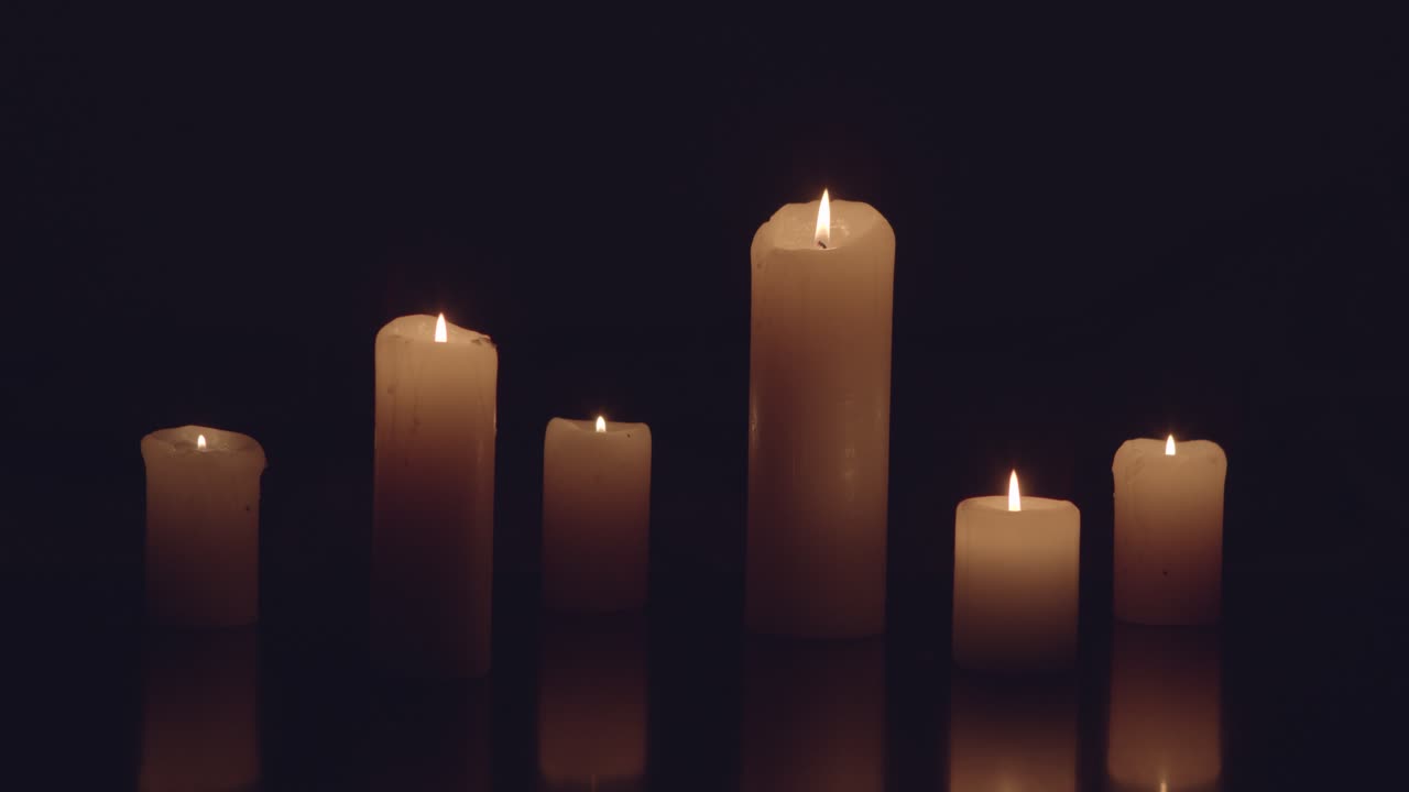 velas encendidas en la oscuridad