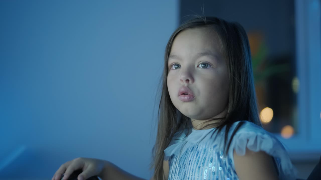 una joven se sienta frente a una computadora, mostrando fuertes emociones. la escena captura su reacción expresiva durante un momento atractivo, ambientada en un ambiente interior acogedor