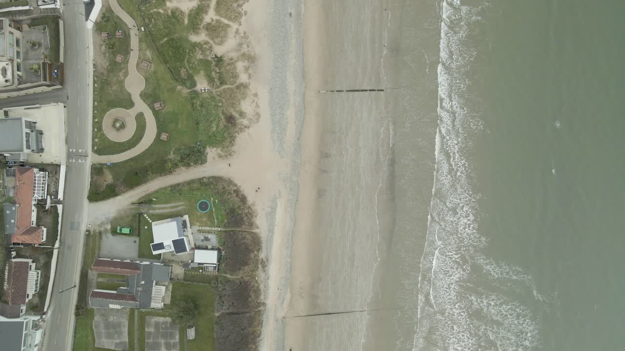 아일랜드 웨크스포드 카운티의 로스슬레어 해변과 마을 위의 비행 - 드론  ⁇