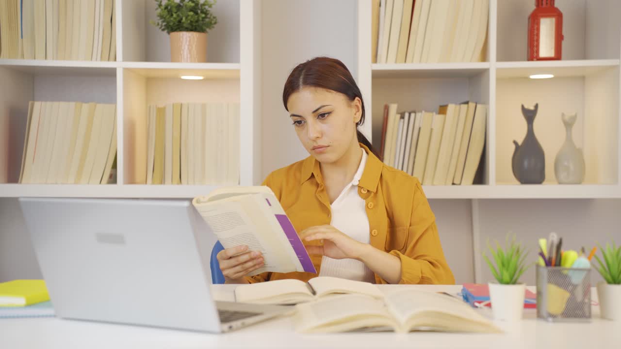 una estudiante feliz leyendo un libro.