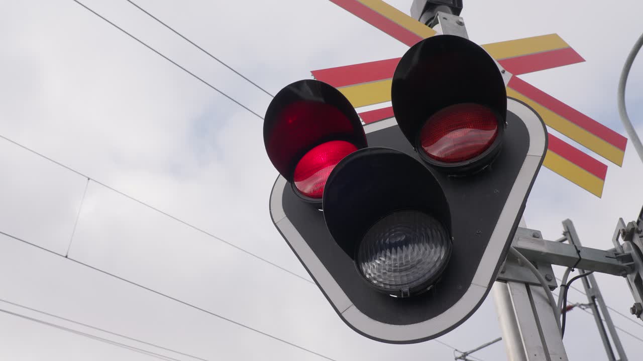 luces de advertencia rojas parpadeando en el cruce ferroviario