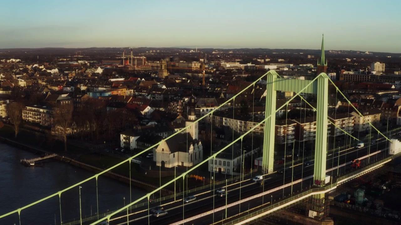 Drone che vola sopra il Ponte di Mülheim sul Reno, rivelando lo skyline di Colonia in una giornata di sole