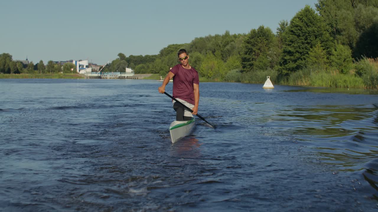 Kayaker en el río