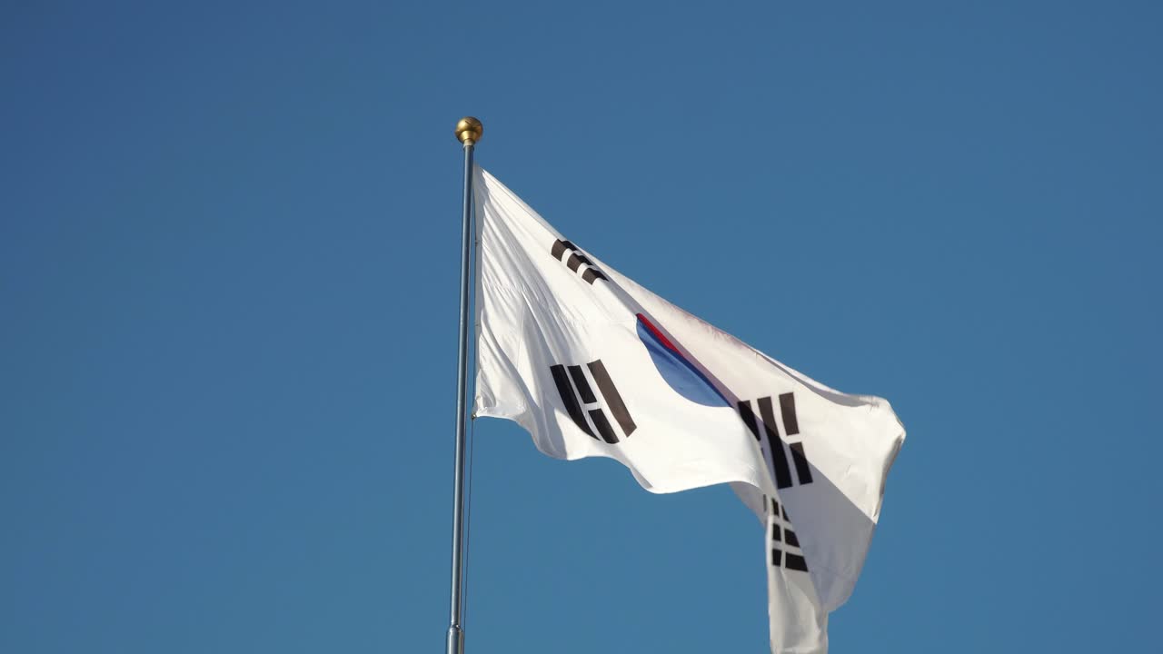 구름 한 점 없는 푸른 하늘 아래 대한민국 국기가 바람에 펄럭이고 있다