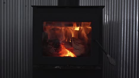 chimenea de leña con llamas rojas y amarillas