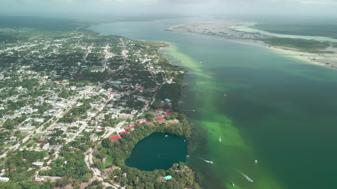 la enorme laguna de bacalar en mexico vista desde el aire