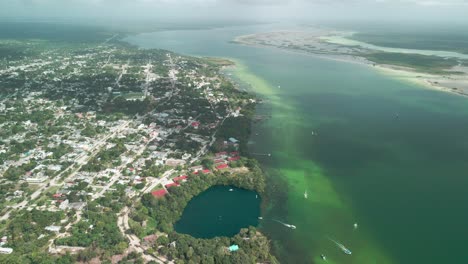 Die-Riesige-Lagune-Von-Bacalar-In-Mexiko-Aus-Der-Luft-Gesehen