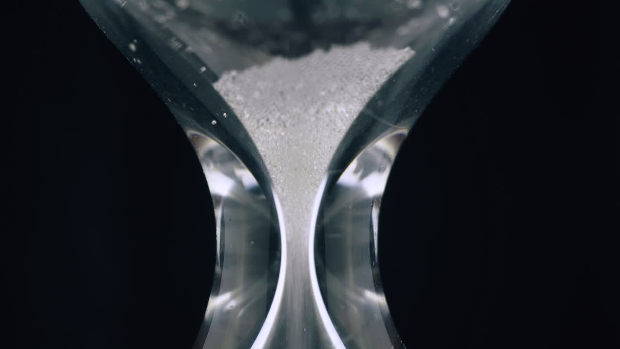 細い砂がガラスの時計の中に流れ込んで 時間を測る