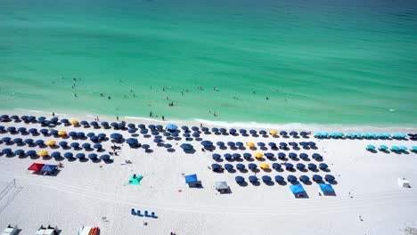 vista aérea de personas relajándose en la playa