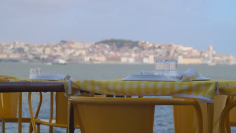 Restaurante-Vacío-Sobre-El-Río-Tejo-En-Portugal