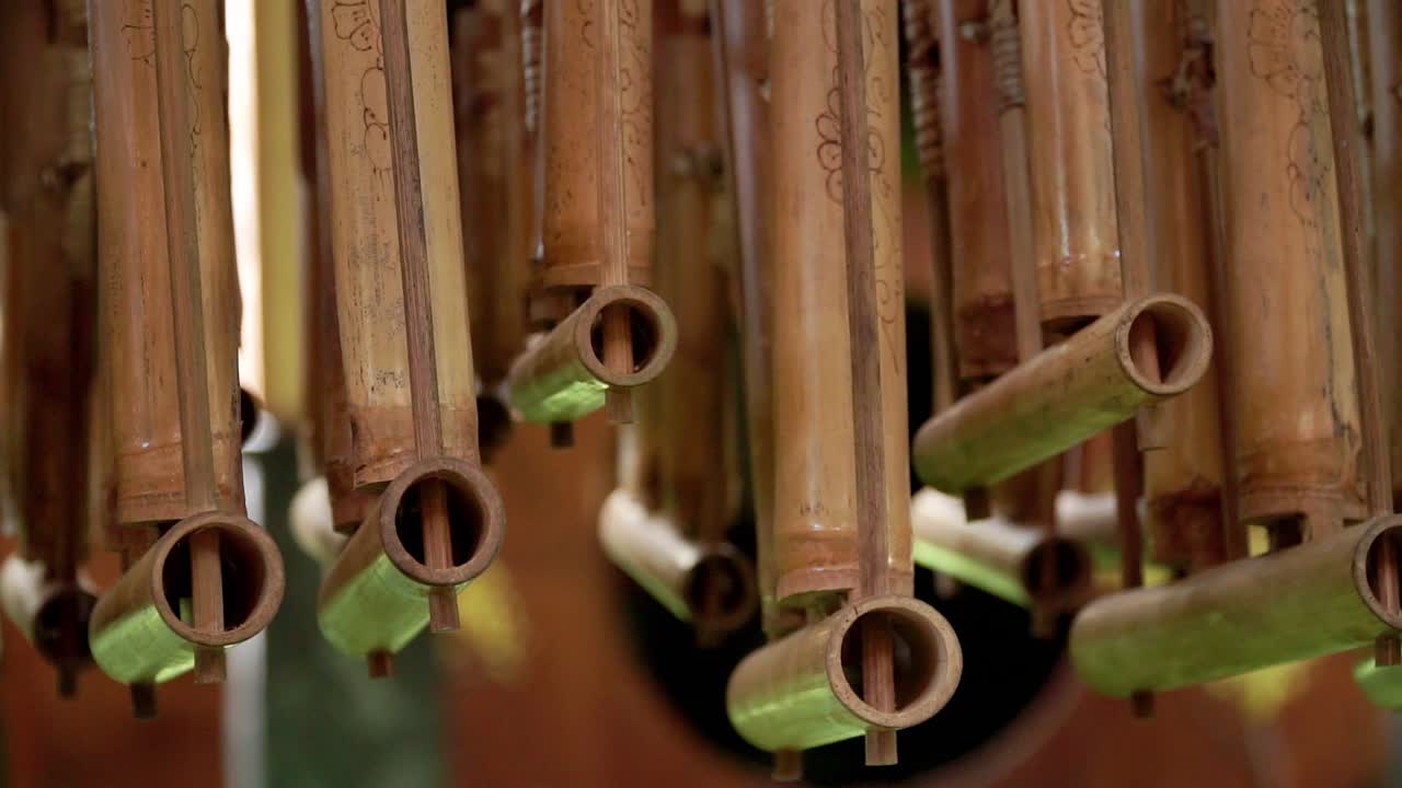 인도네시아 의 전통 음악 악기 인  ⁇ 클룬 은 대나무 로 만들어진다