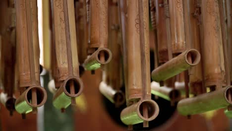 instrumento musical tradicional indonesio llamado angklung, hecho de bambú