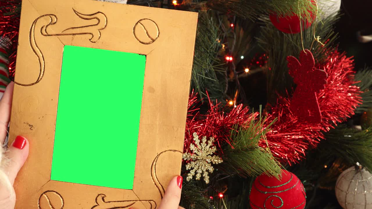 marco de fotos vacío frente al árbol de navidad