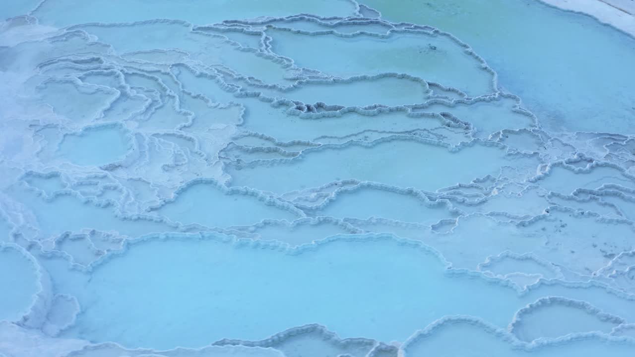 파묵칼레의 천연 석회화 수영장과 테라스