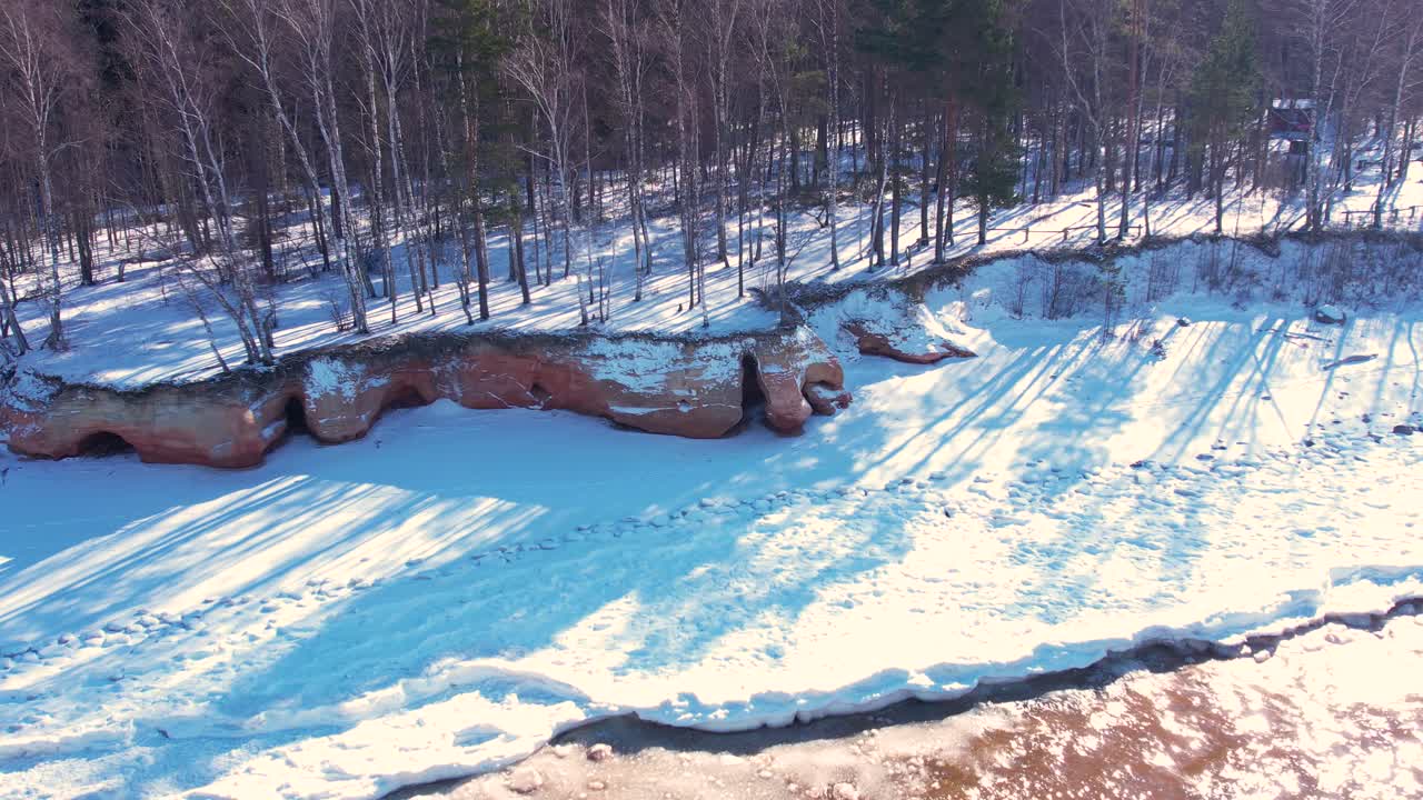 겨울에 바다 위로 드론 비행 해안의 얼어붙은 바위