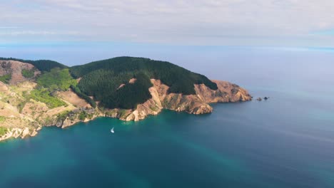 Vista-Aérea-Dando-Vueltas-Alrededor-De-Una-Península-En-El-Paso-Francés-En-Marlborough,-Nueva-Zelanda