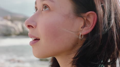 Retrato-De-Una-Hermosa-Mujer-Asiática-Sonriendo-Disfrutando-De-La-Playa-Nublada-Explorando-El-Estilo-De-Vida-De-Vacaciones-Con-El-Viento-Soplando-El-Pelo-En-La-Playa