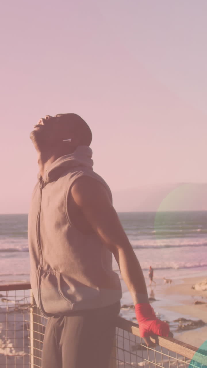 animación de formas sobre hombre afroamericano estirándose en la playa