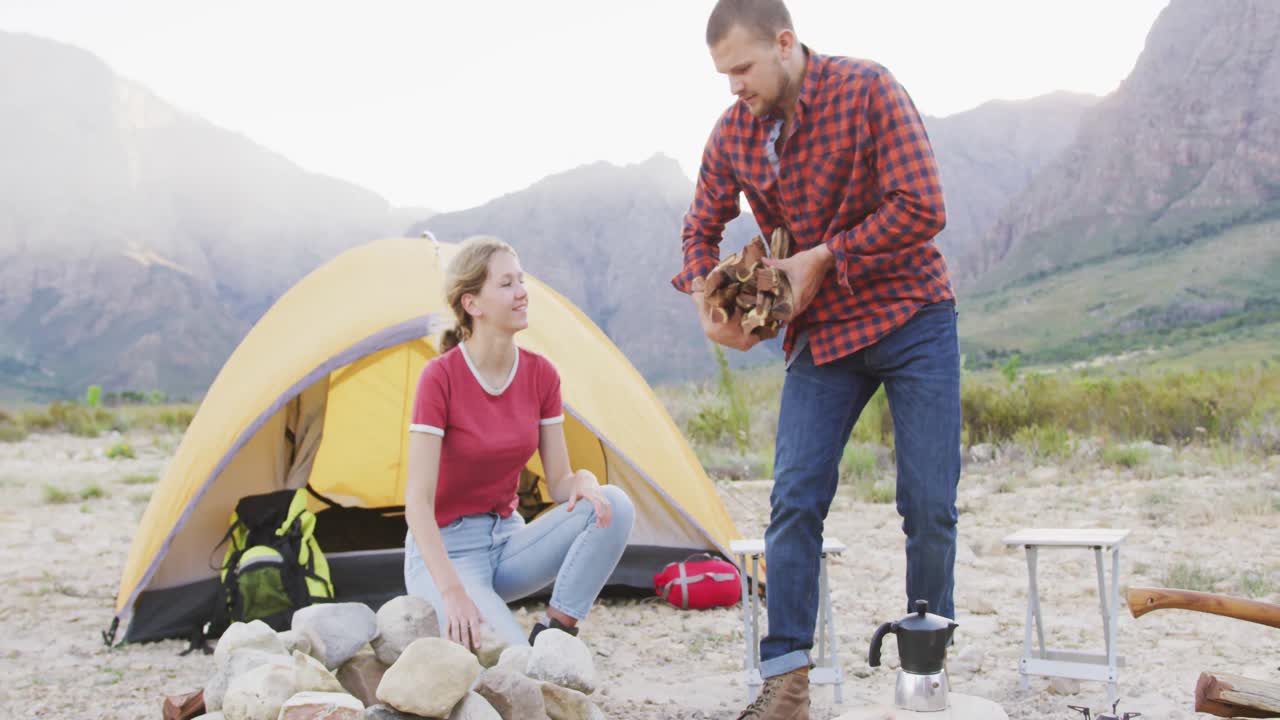백인 부부 가 자연 에서 캠핑 하는 것