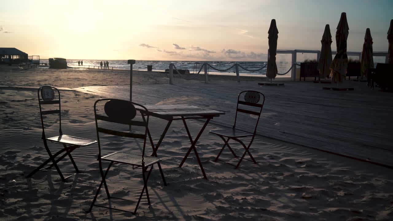 강한 바람에 테라스에 우산