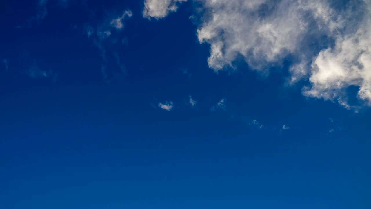 파란 하늘 위의 구름의 시간 경과