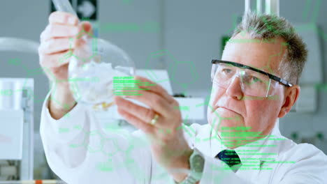 animación de procesamiento de datos y fórmula química sobre científico caucásico masculino sosteniendo un frasco