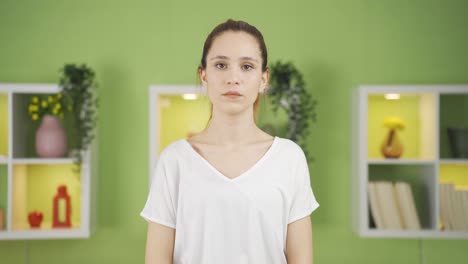 Retrato-De-Una-Mujer-Joven-Mirando-A-La-Cámara.