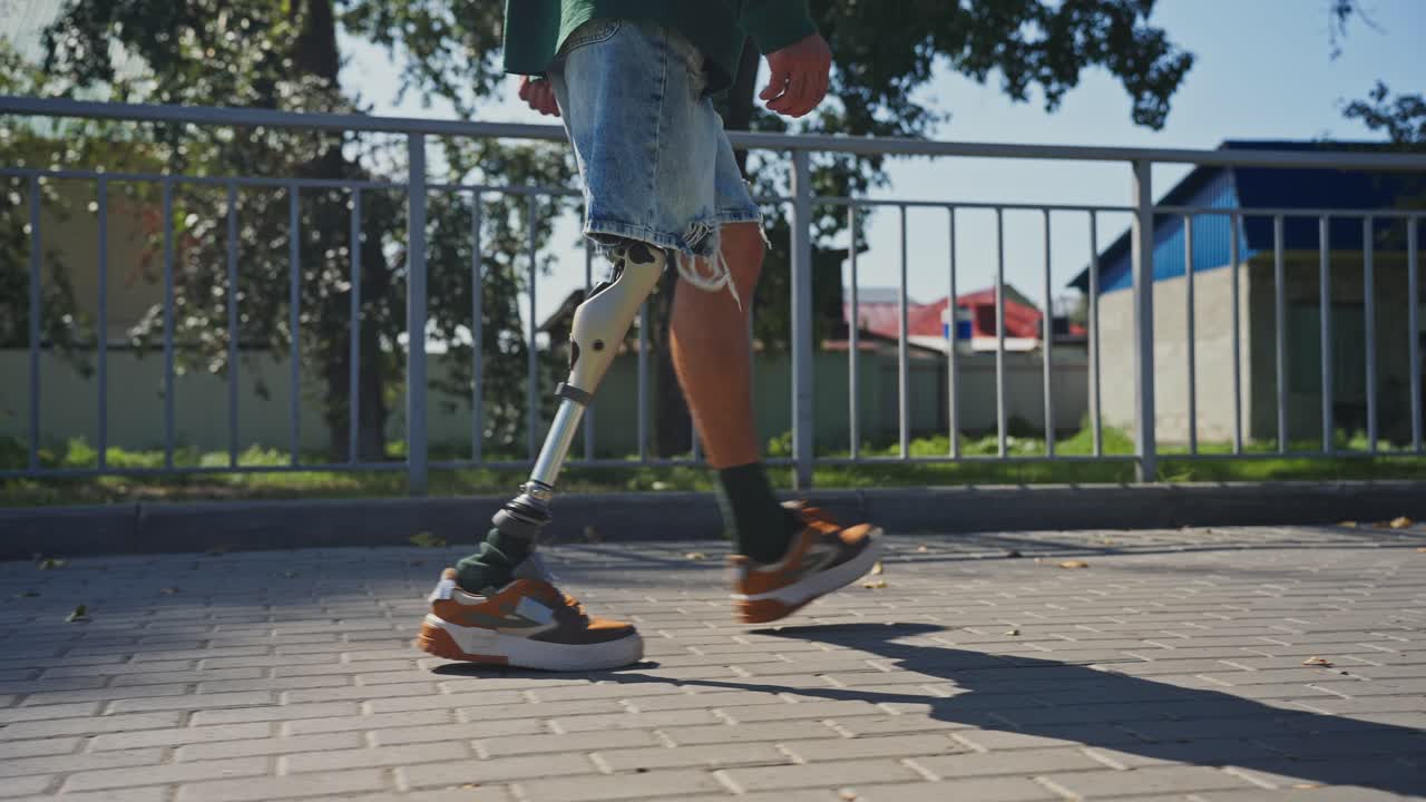 인공 다리를 가진 남자가 야외에서 고 있다