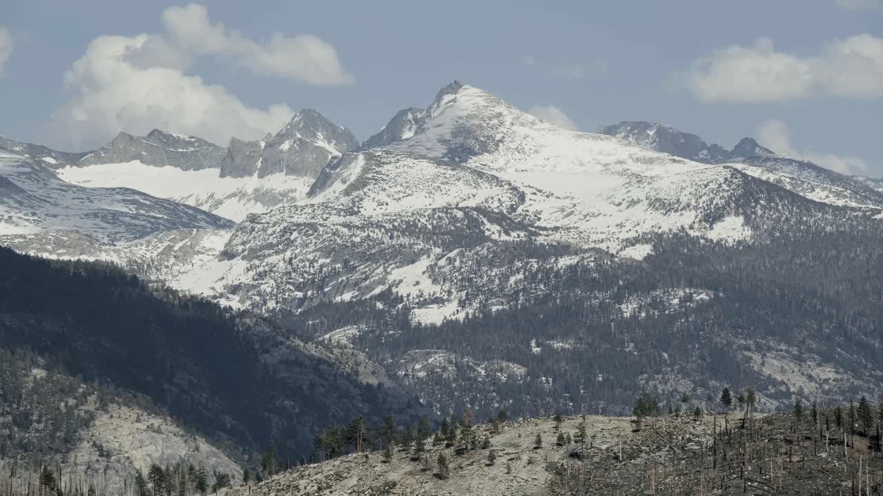 Bellissime montagne in lontananza