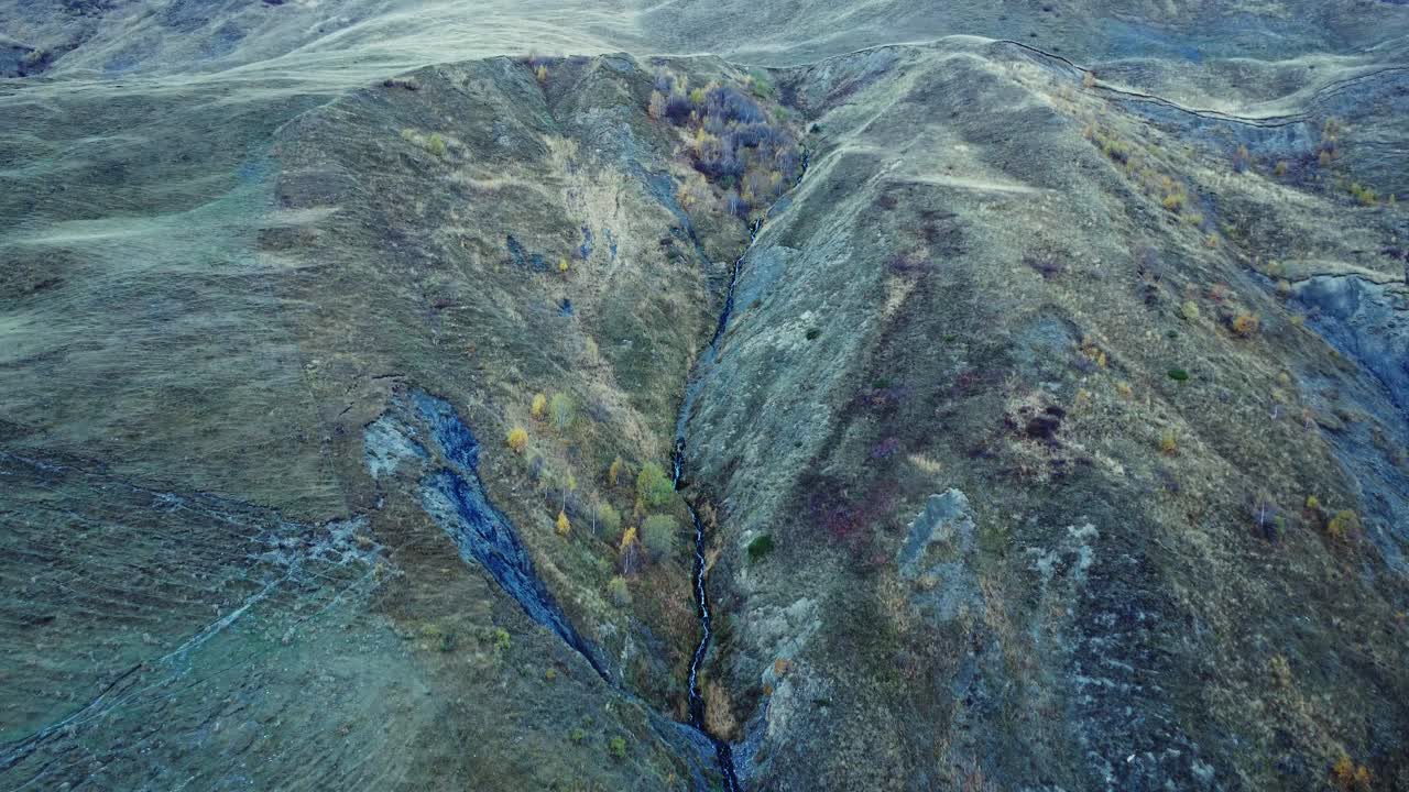 조지아의 작은 카우카스 산맥의 높은 산에서 흐르는 강.