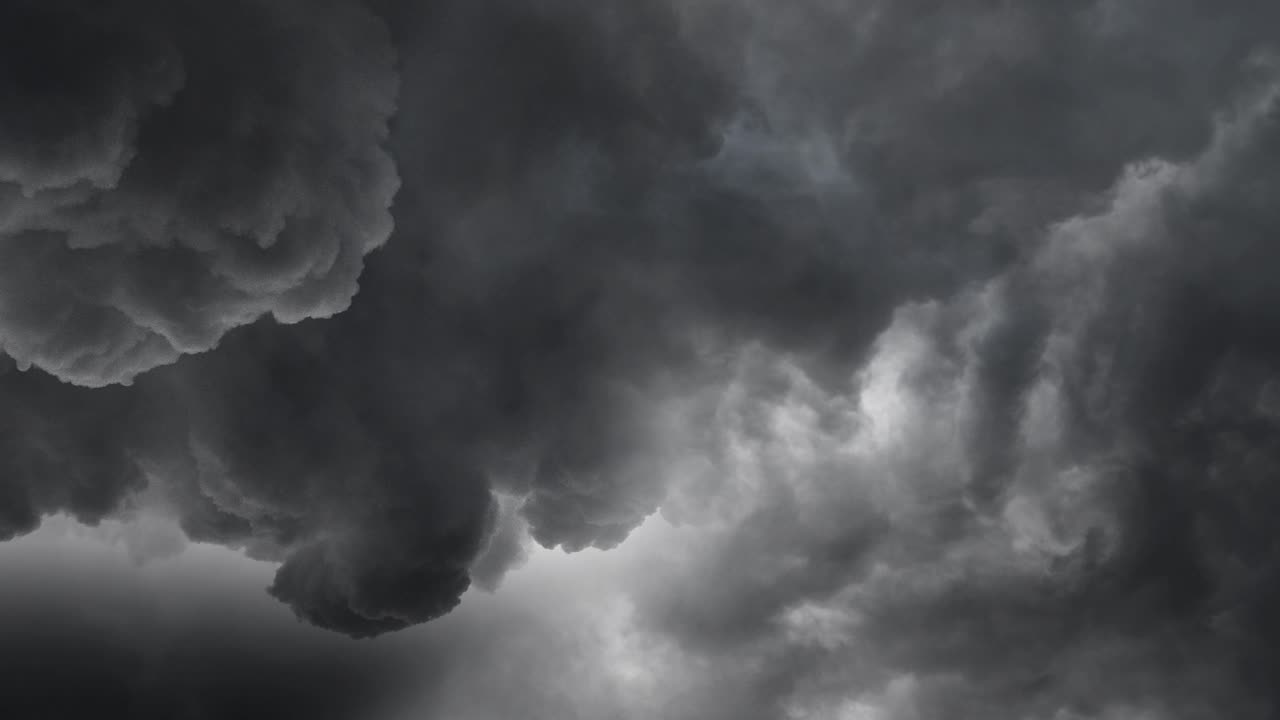 어두운 하늘에 밤의 폭풍우 구름