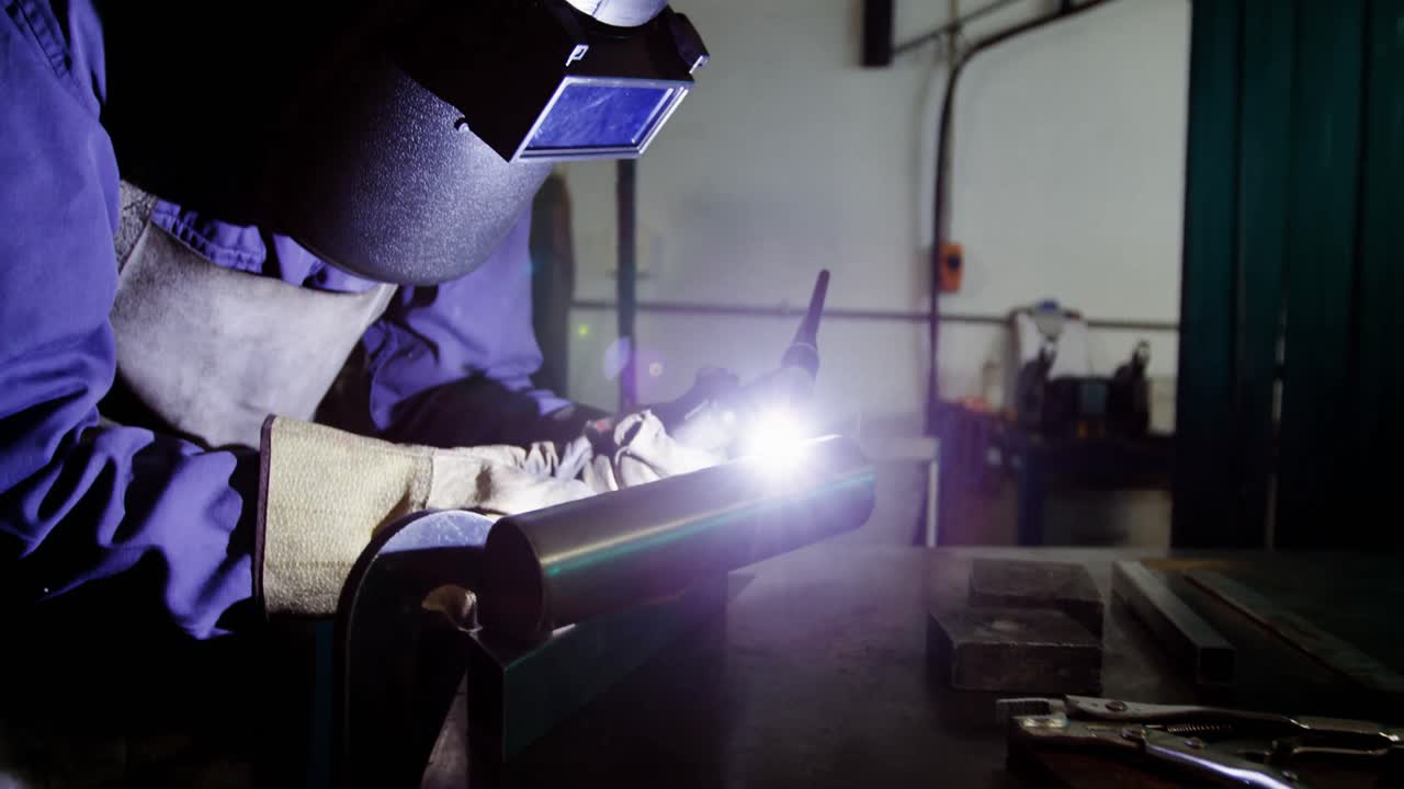 금속을 용접하는 용접기