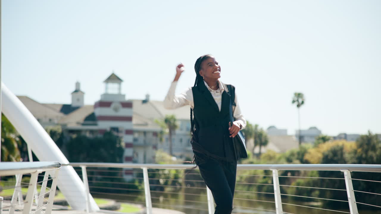 mujer de negocios feliz celebrando al aire libre
