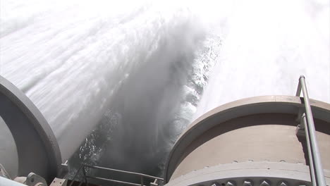 los suministros de agua de emergencia se liberan de la presa de glen canyon 12