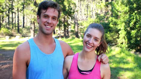 una pareja atlética sonriente corriendo juntos