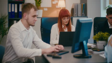 mujer de negocios trabajando en una computadora portátil en un escritorio en la oficina.