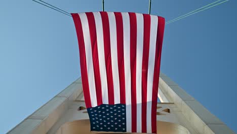 Blick-Auf-Die-Amerikanische-Flagge,-Die-Vom-Mackinac-Brückenturm-Hängt-Und-Weht