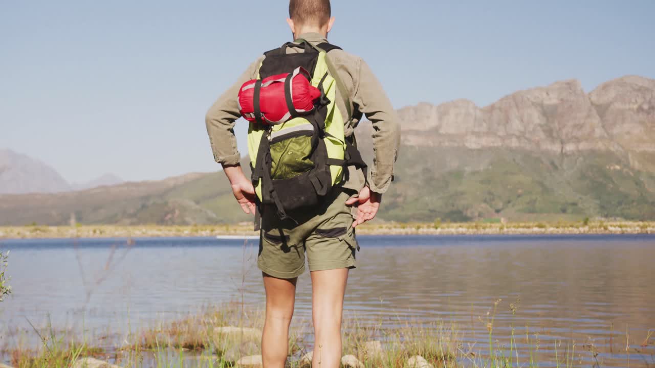 경관을 즐기는 백인 남자