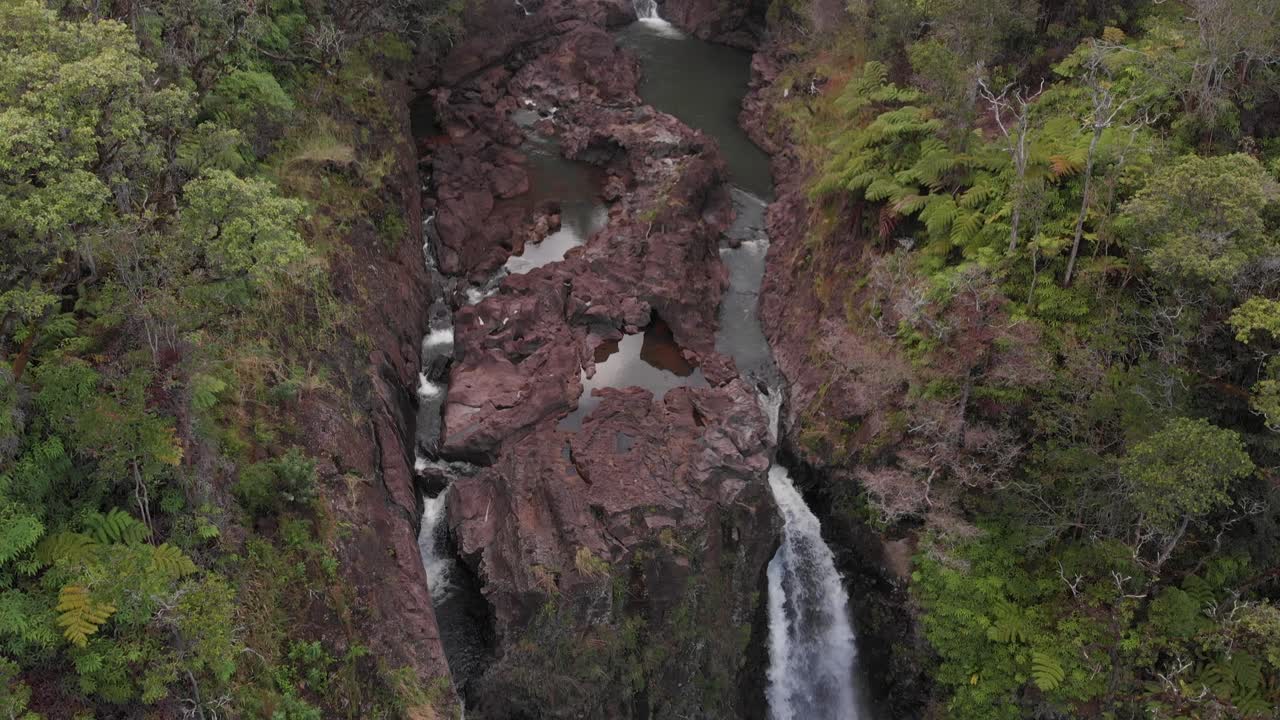 inclínate hacia abajo para ver la altura total de una cascada secreta en hawai