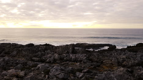 Schwenk-über-Eine-Felsige-Küste-Am-Atlantischen-Ozean-In-Portugal