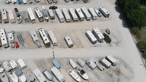 vista por drones del almacenamiento de embarcaciones y vehículos recreativos