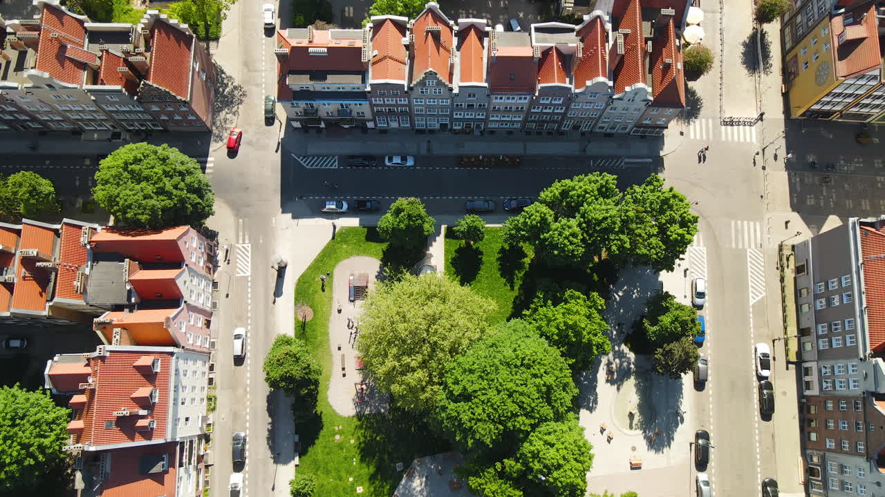 edificios de apartamentos de mediana altura en un casco antiguo de gdansk, polonia - toma aérea